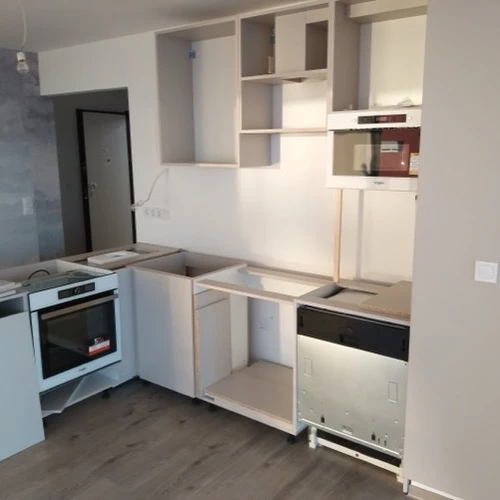 Készülőben lévő konyhabútor